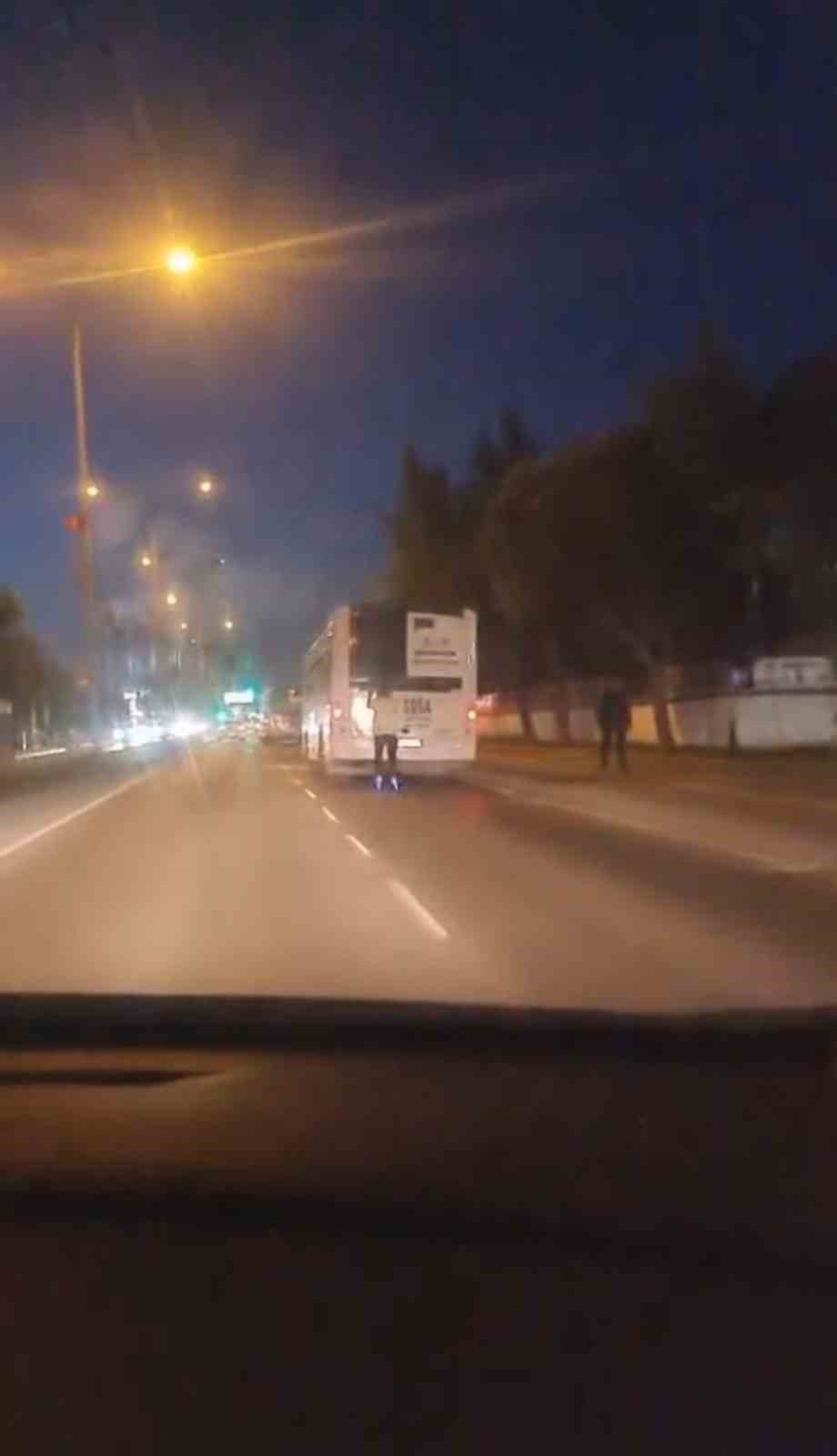 Can g&uuml;venliğini hi&ccedil;e saydı, patenle otob&uuml;s&uuml;n arakasına tutunarak yolculuk yaptı
