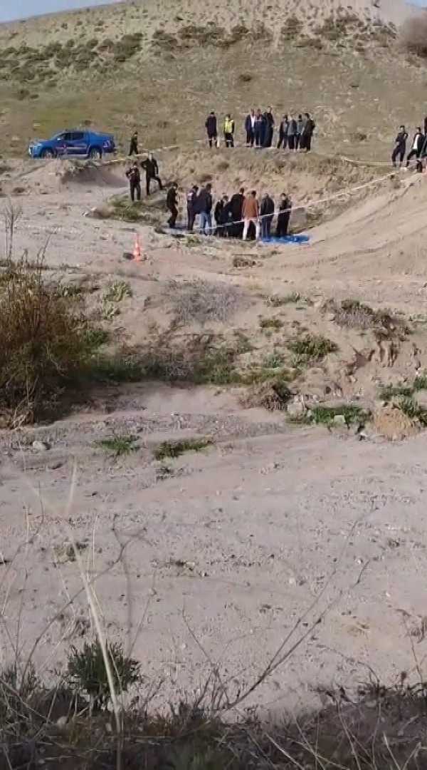 &Ccedil;oban, boş arazide battaniyeye sarılarak g&ouml;m&uuml;lm&uuml;ş erkek cesedi buldu
