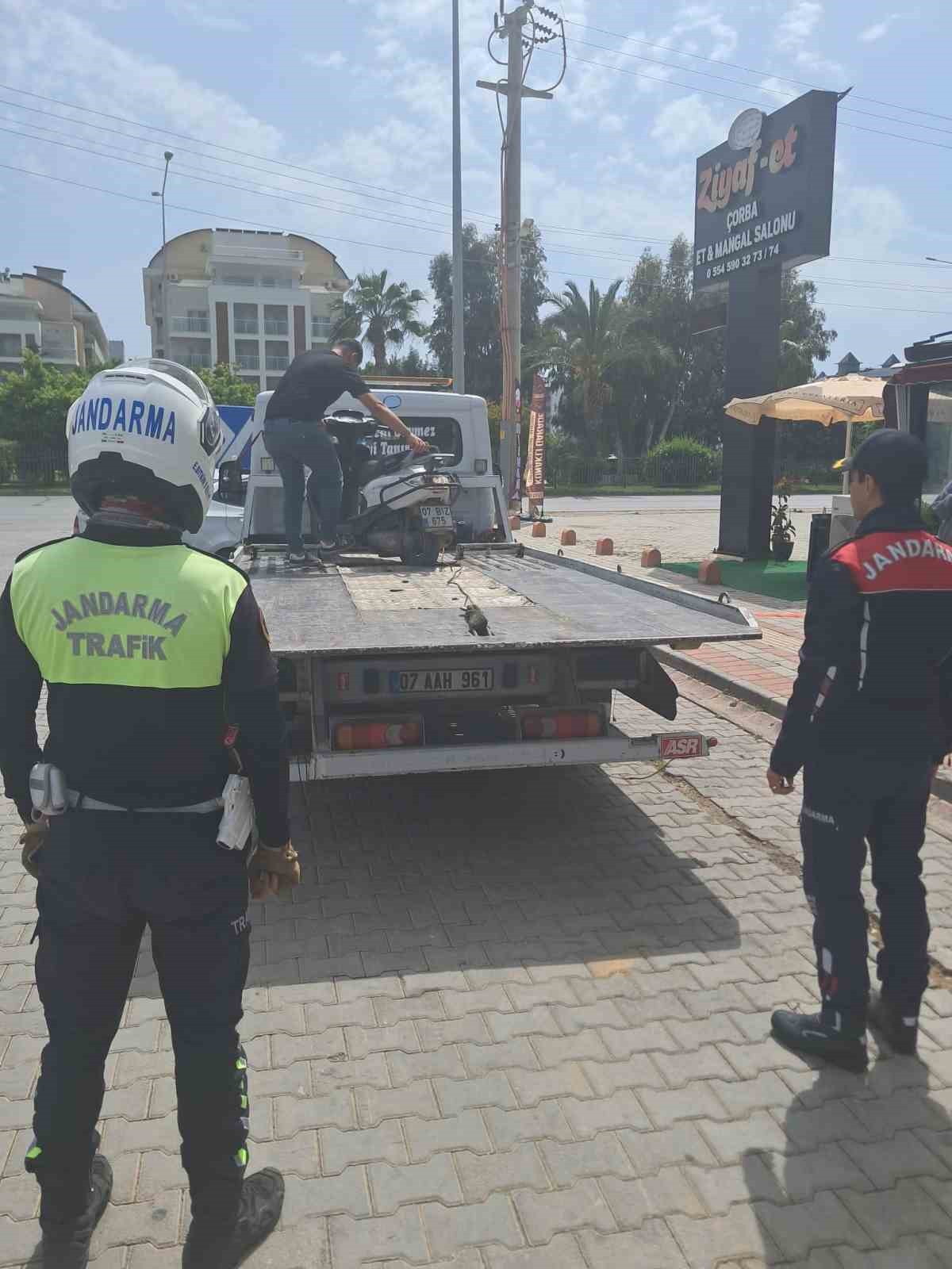 Motosiklette kucağında yolcu taşıyan sürünce 32 bin TL ceza