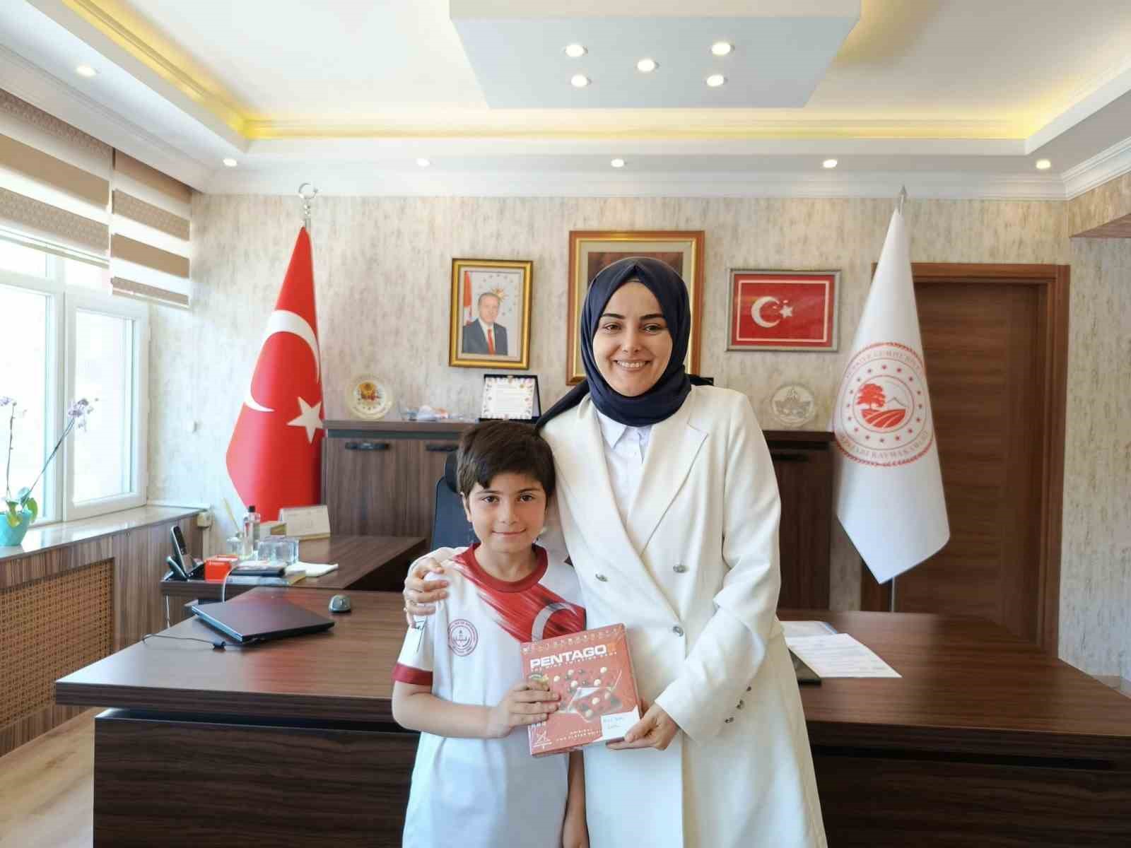 Dereceye giren &ouml;ğrencilerden kaymakama ziyaret
