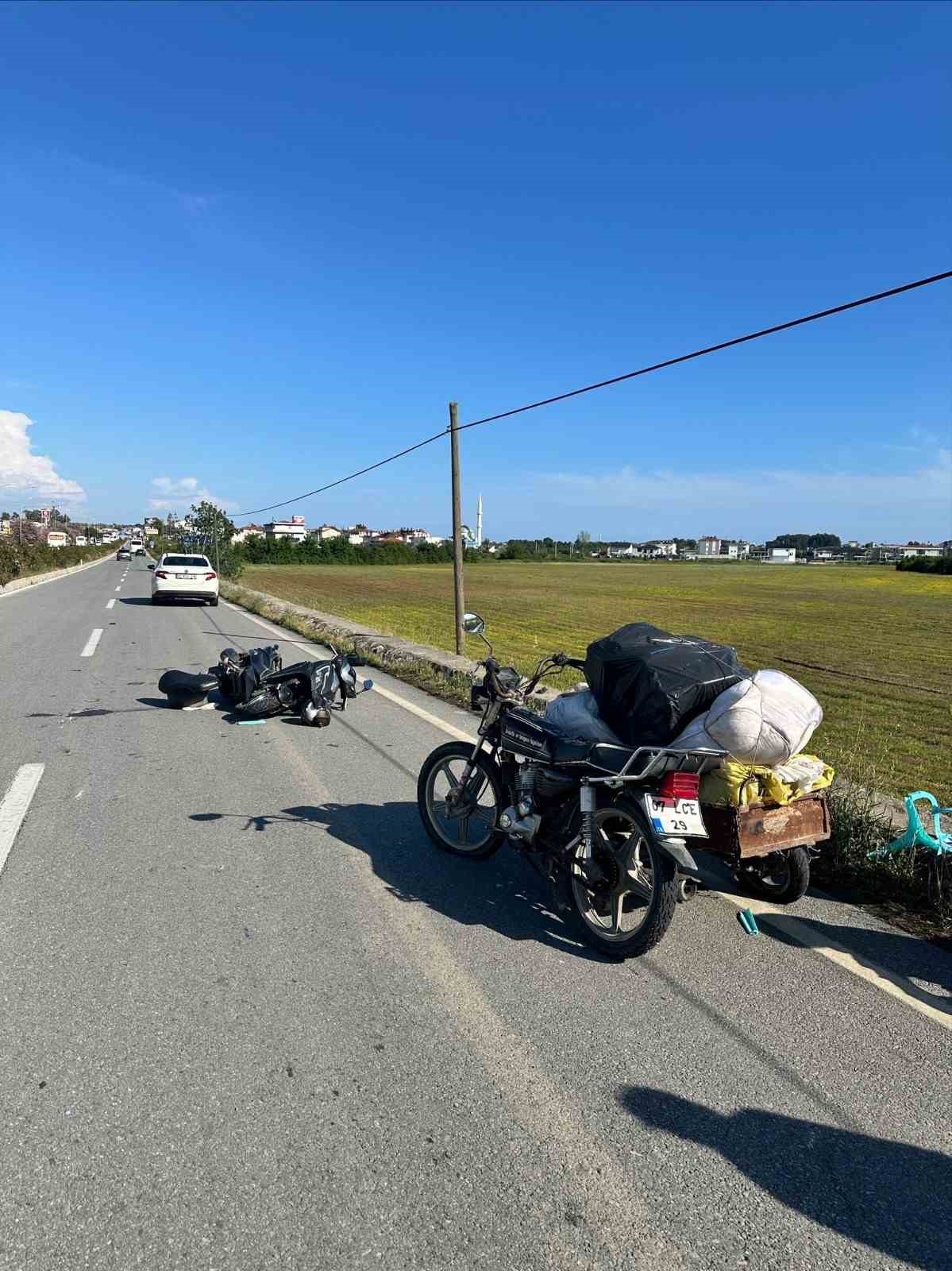 Motosikletlerin çarpıştığı kaza kamerada