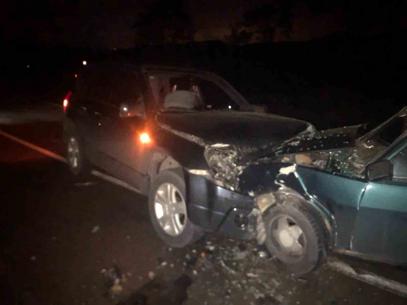 Ara&ccedil;lar kafa kafaya &ccedil;arpıştı: 3 yaralı
