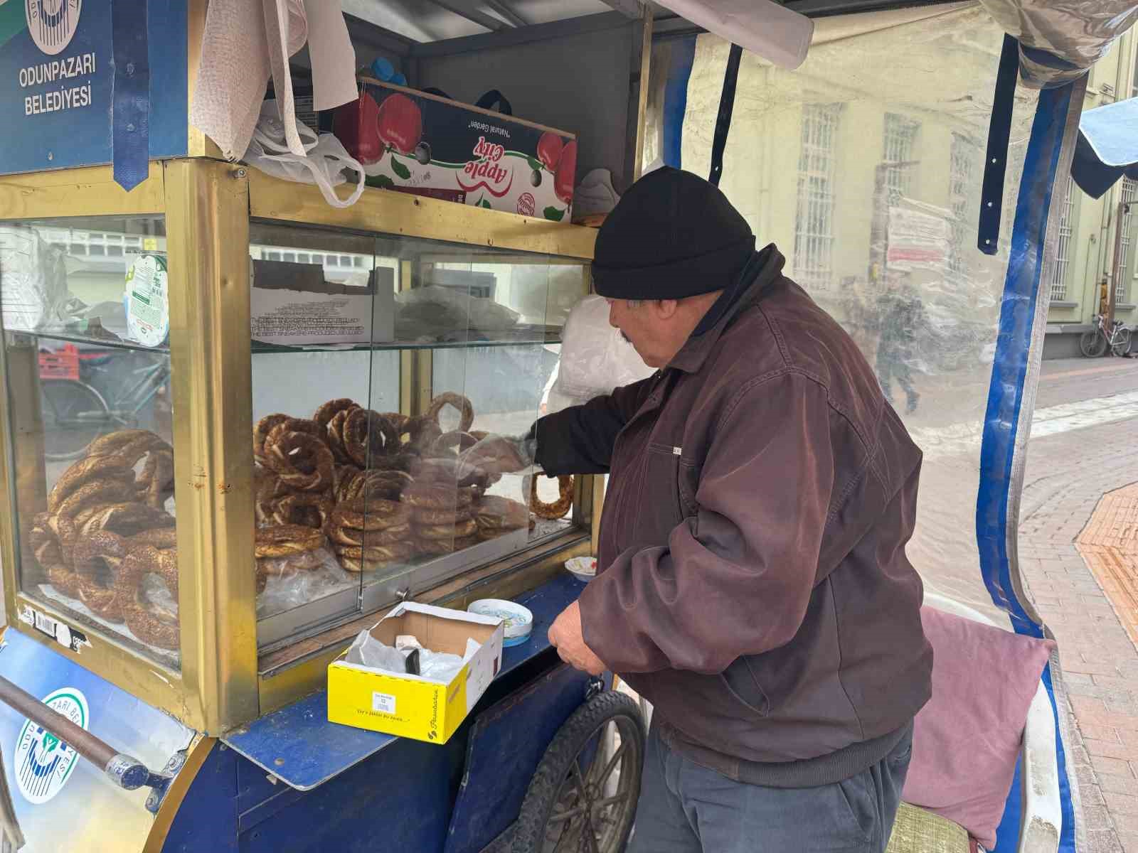 Dengesiz hava şartları seyyar esnafı zor durumda bıraktı
