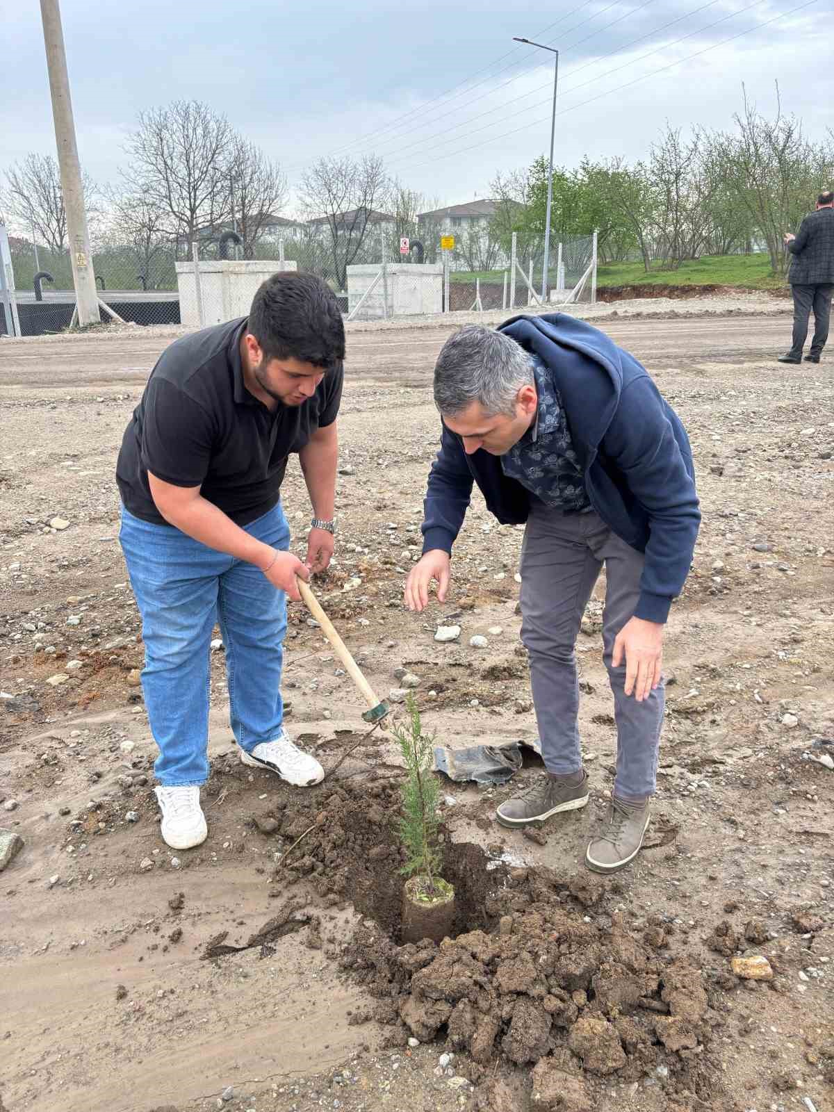 Yüzlerce fidan toprakla buluştu
