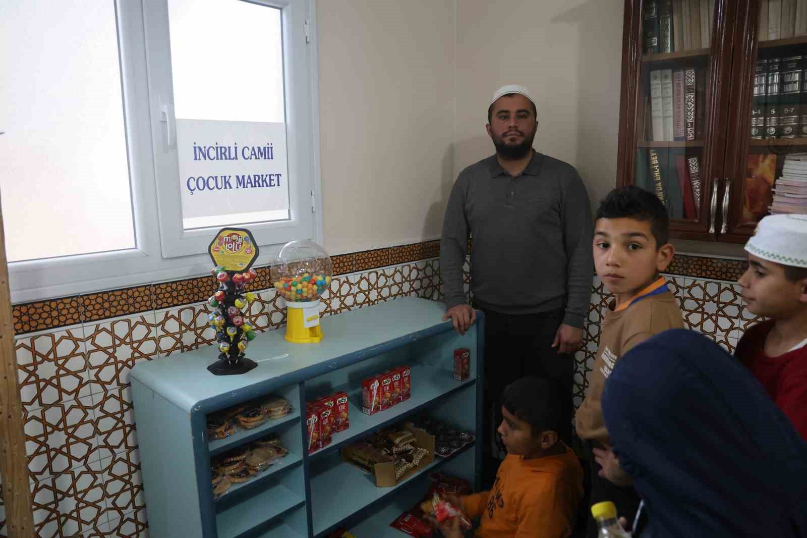 Camiyi çocuklara sevdiren imam, çocuk cemaati sayısını 4’den 100’e çıkarttı
