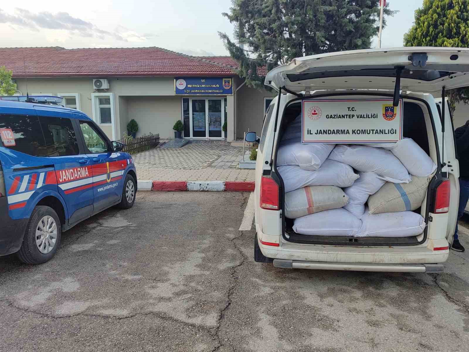 Jandarma milyonluk kaçak malzemeye el koydu