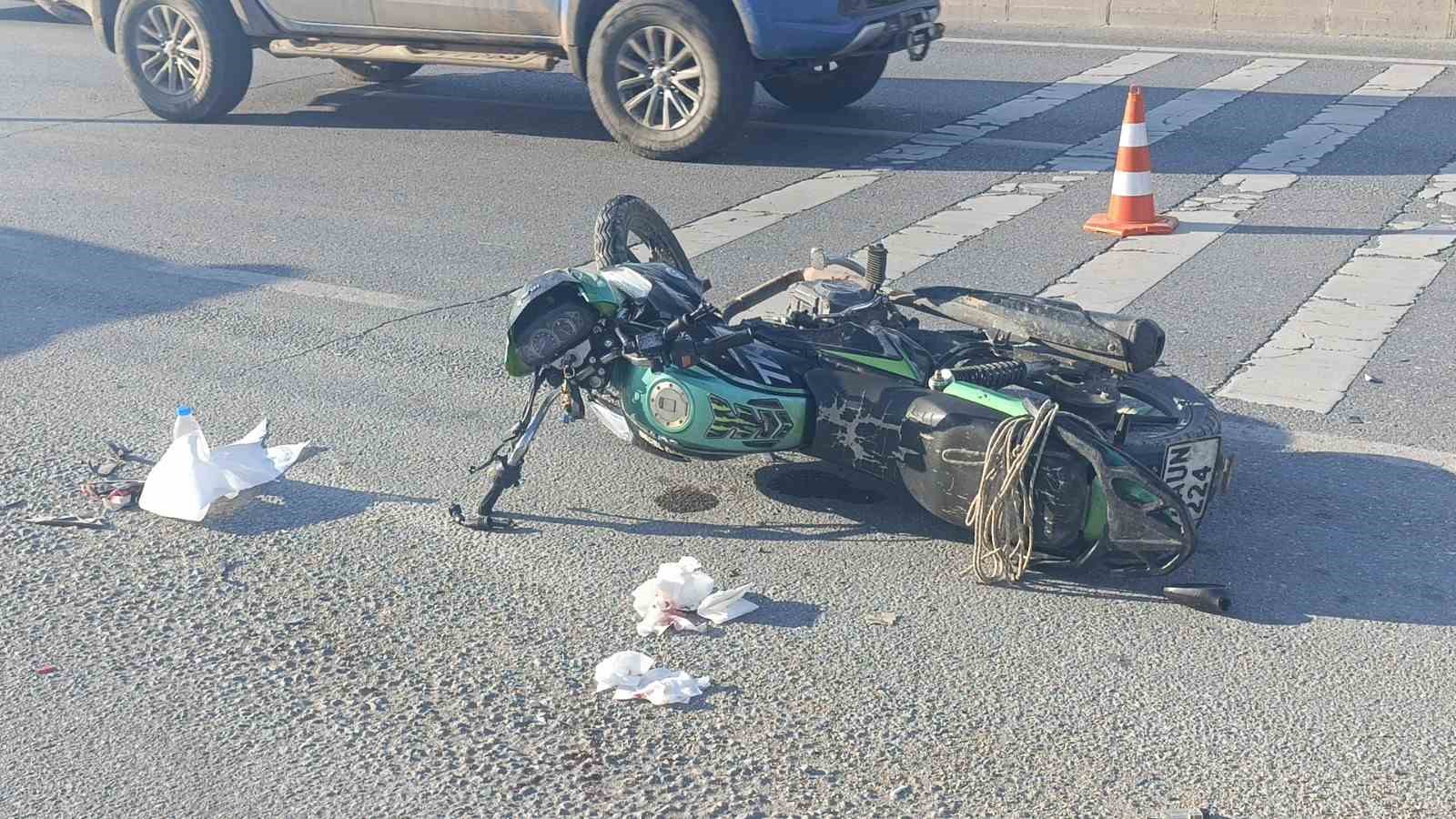 Manavgat&rsquo;ta ticari araca arkadan &ccedil;arpan motosiklet s&uuml;r&uuml;c&uuml;s&uuml; yaralandı
