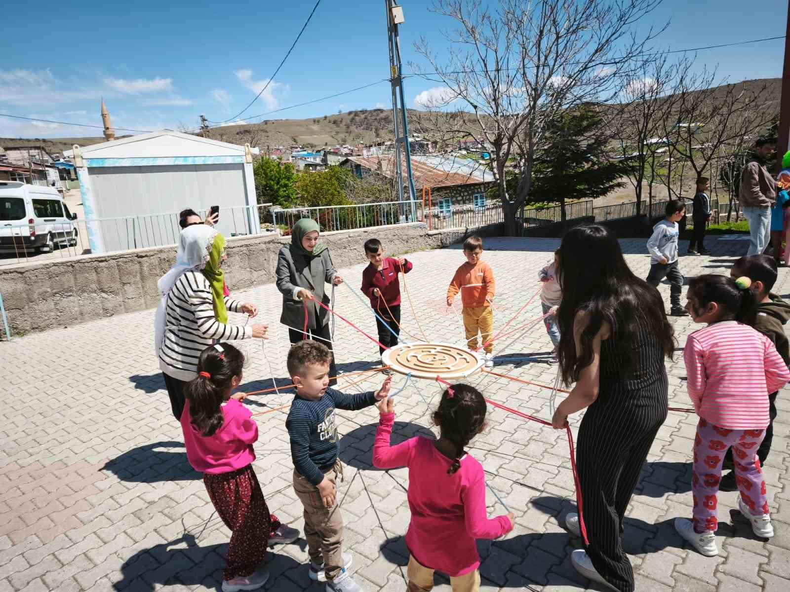 Koruma altındaki çocuklar ile köy okulu öğrencileri arasında şölen tadında etkinlik