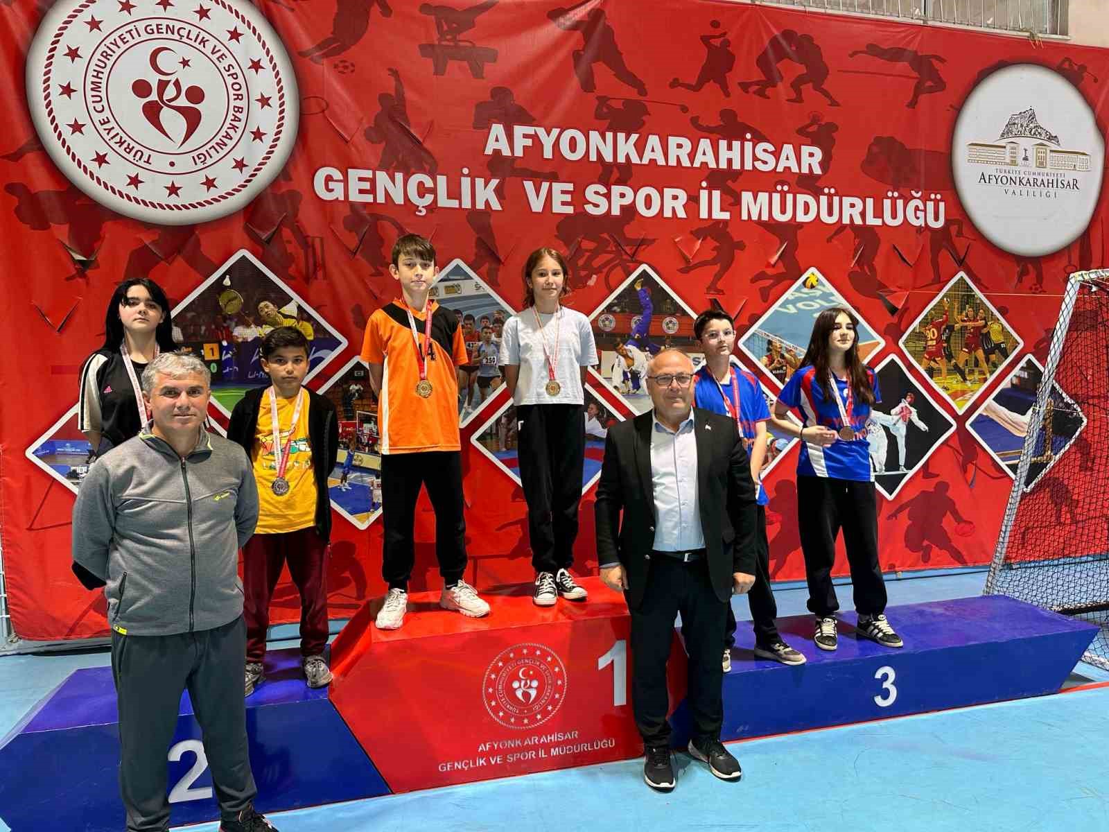 Floor Curling müsabakalarında gençler kıyasıya yarıştı
