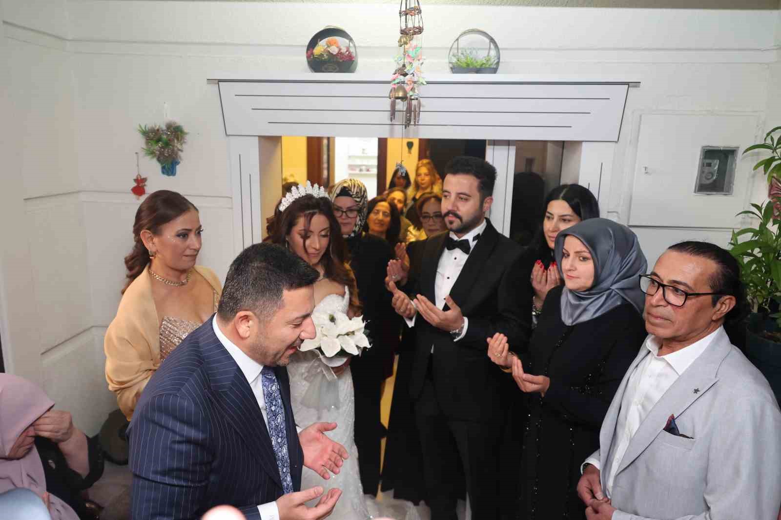 Başkan Arı, makam şoförünün gelin aracını sürdü