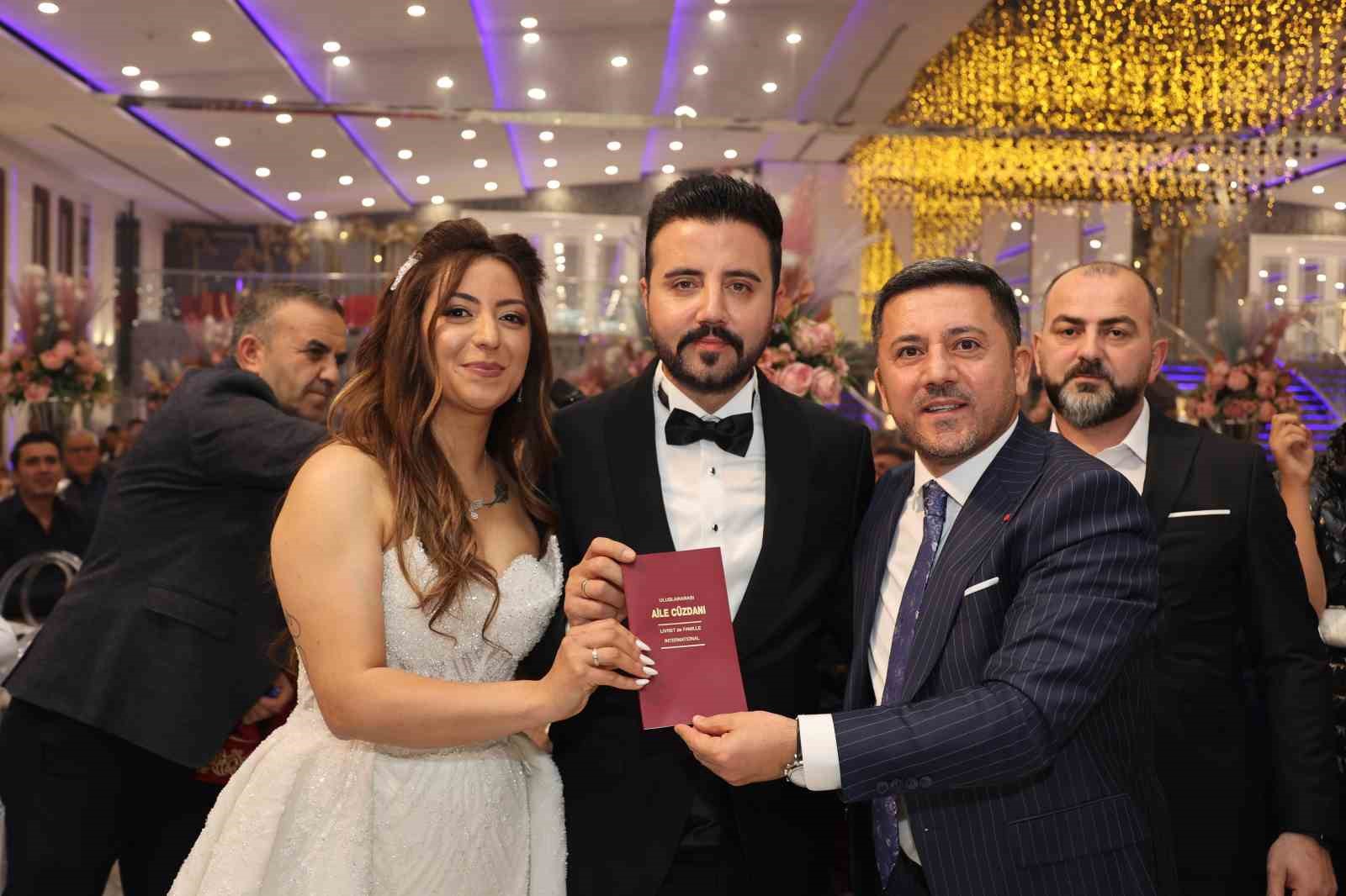 Başkan Arı, makam şof&ouml;r&uuml;n&uuml;n gelin aracını s&uuml;rd&uuml;
