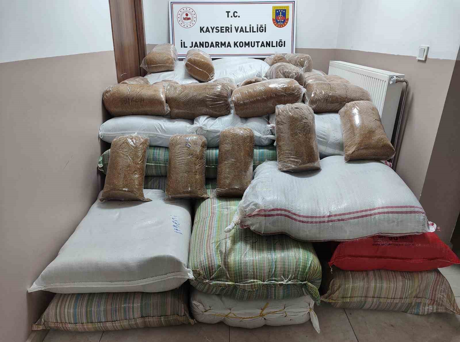 Yolcu otob&uuml;s&uuml;nde 1 bu&ccedil;uk ton ka&ccedil;ak t&uuml;t&uuml;n yakalandı
