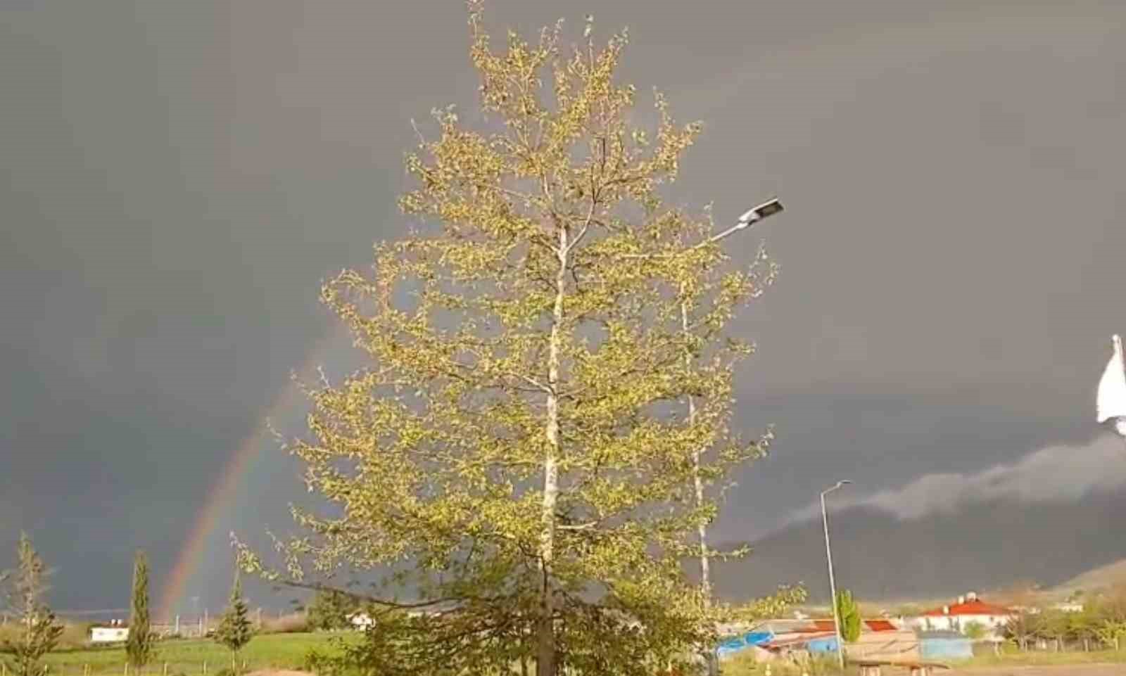 Elazığ’da gökkuşağı görenleri mest etti
