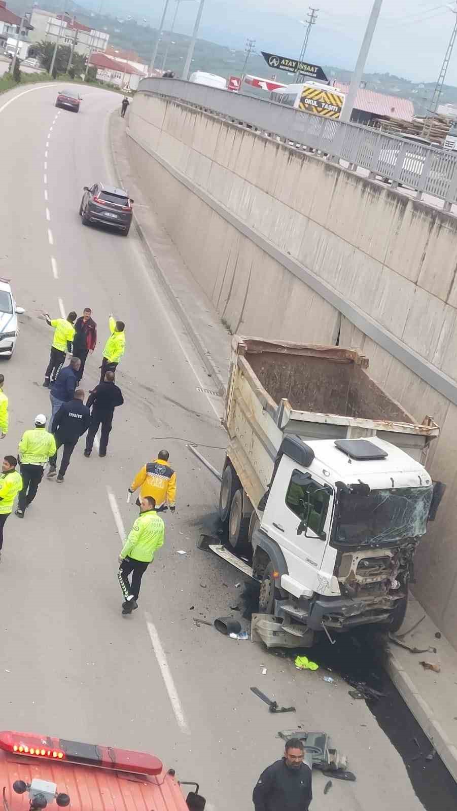 Kamyon duvara çarptı: 1 yaralı