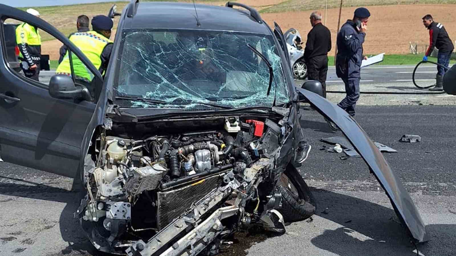 Kırıkkale&rsquo;de kamyonet ile otomobil &ccedil;arpıştı: 3 yaralı
