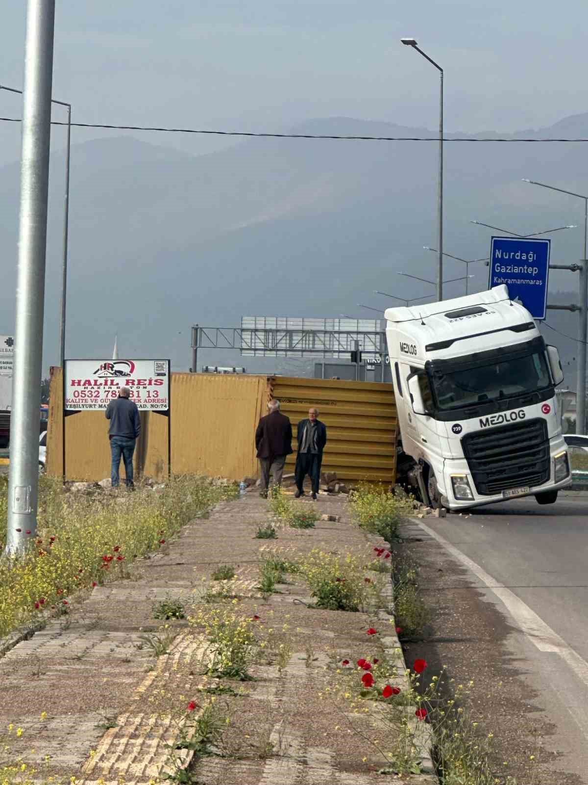 Gaziantep&rsquo;te pamuk y&uuml;kl&uuml; tırın dorsesi yan yattı
