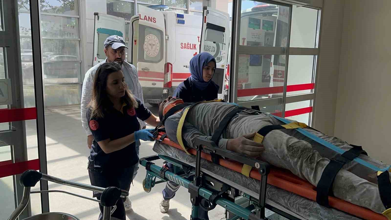 İnşaat iskelesi çöktü: 2 yaralı