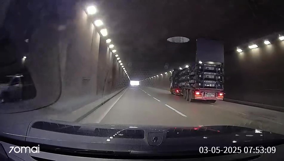 Kapağı açık unutulan kamyon tünele çarptı