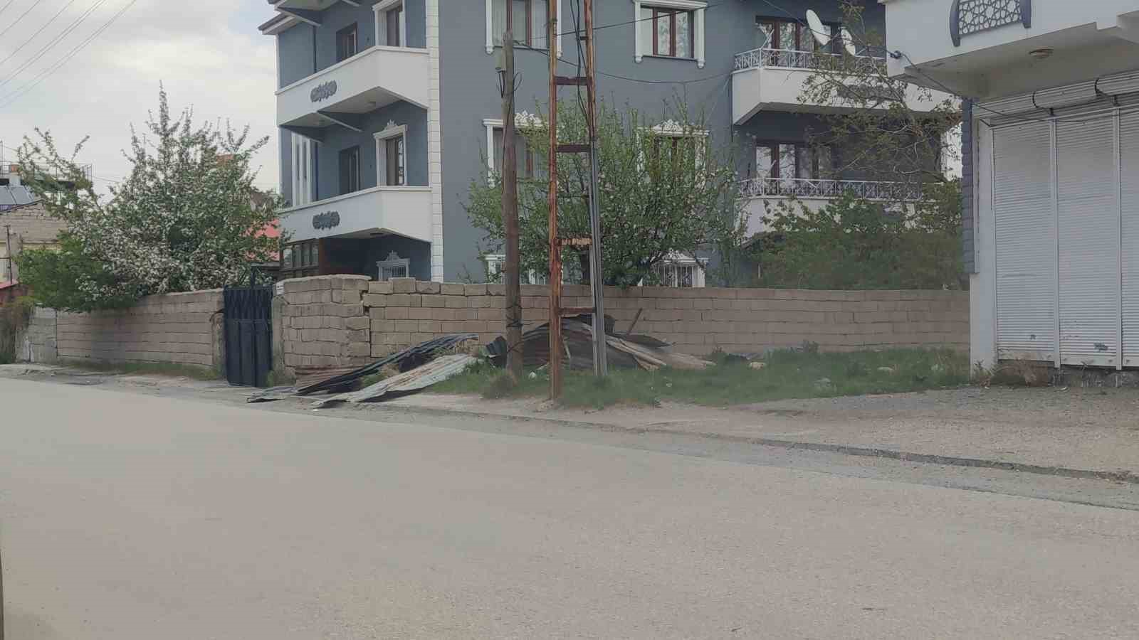Van’da şiddetli fırtına: Çatılar uçtu
