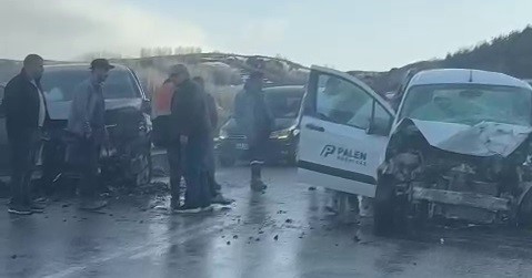 İspir'de meydana gelen kaza sonucu 4 kişi yaralandı (İHA)