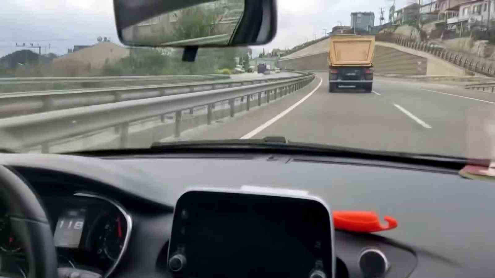 D-650’de otomobiller kamyona yetişemedi
