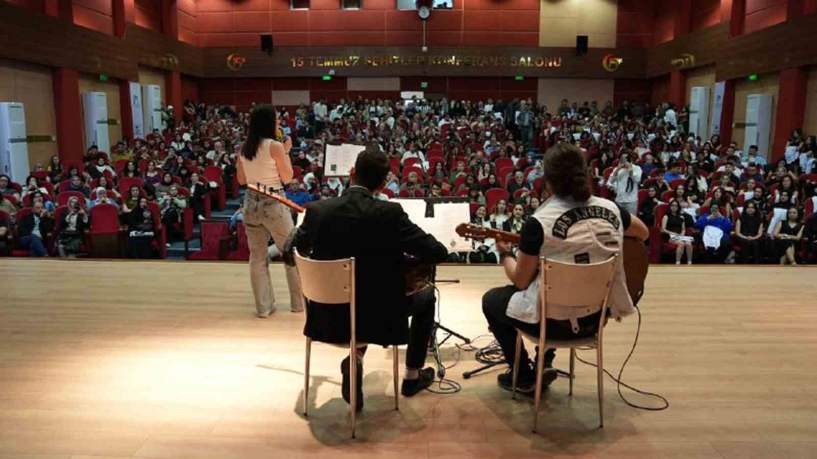 KBÜ’de fizyoterapi öğrencileri beyaz önlüklerini giydi