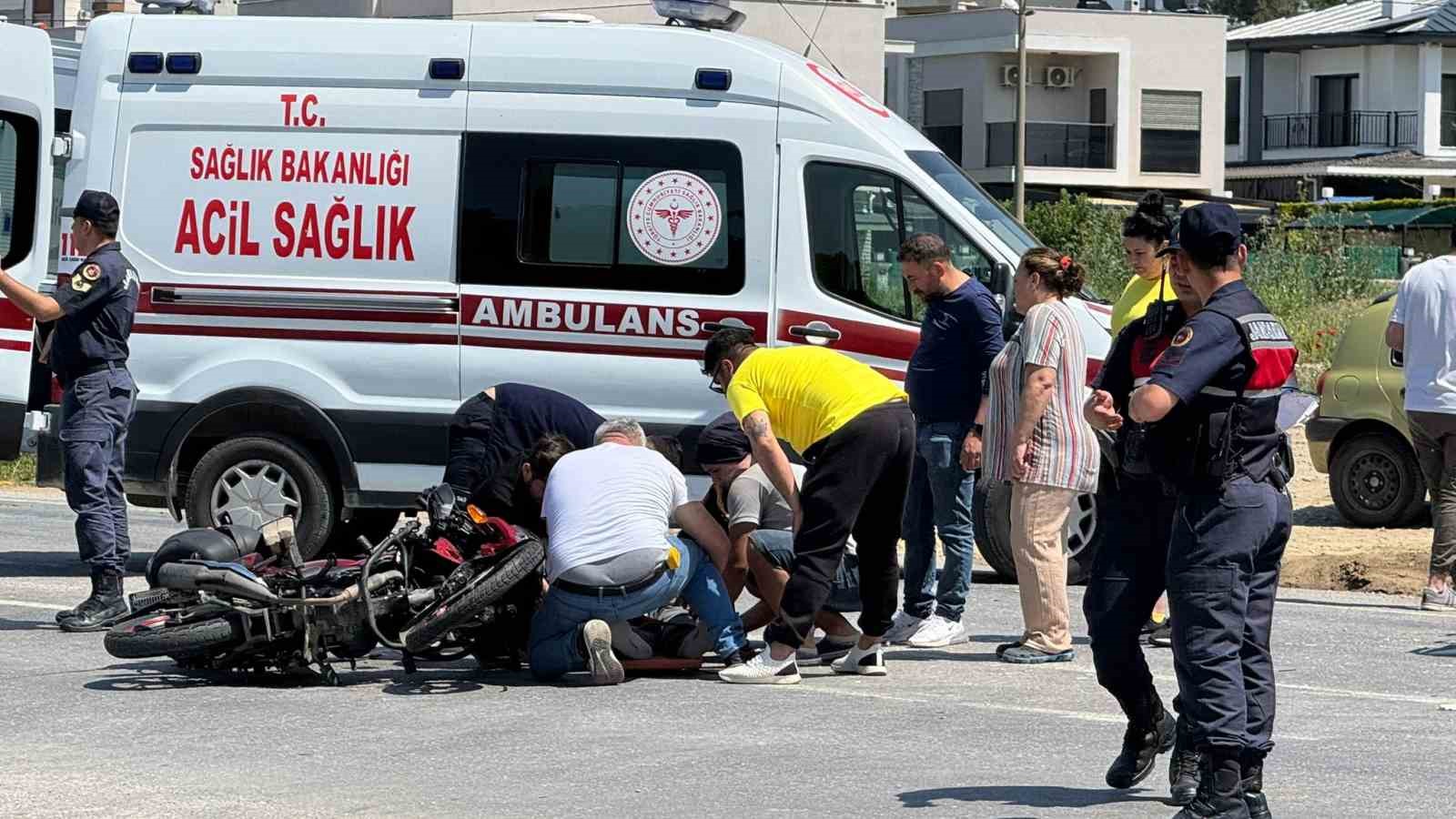 Kuşadası'nda motosiklet çarpışması: 2 kişi yaralandı IHAA