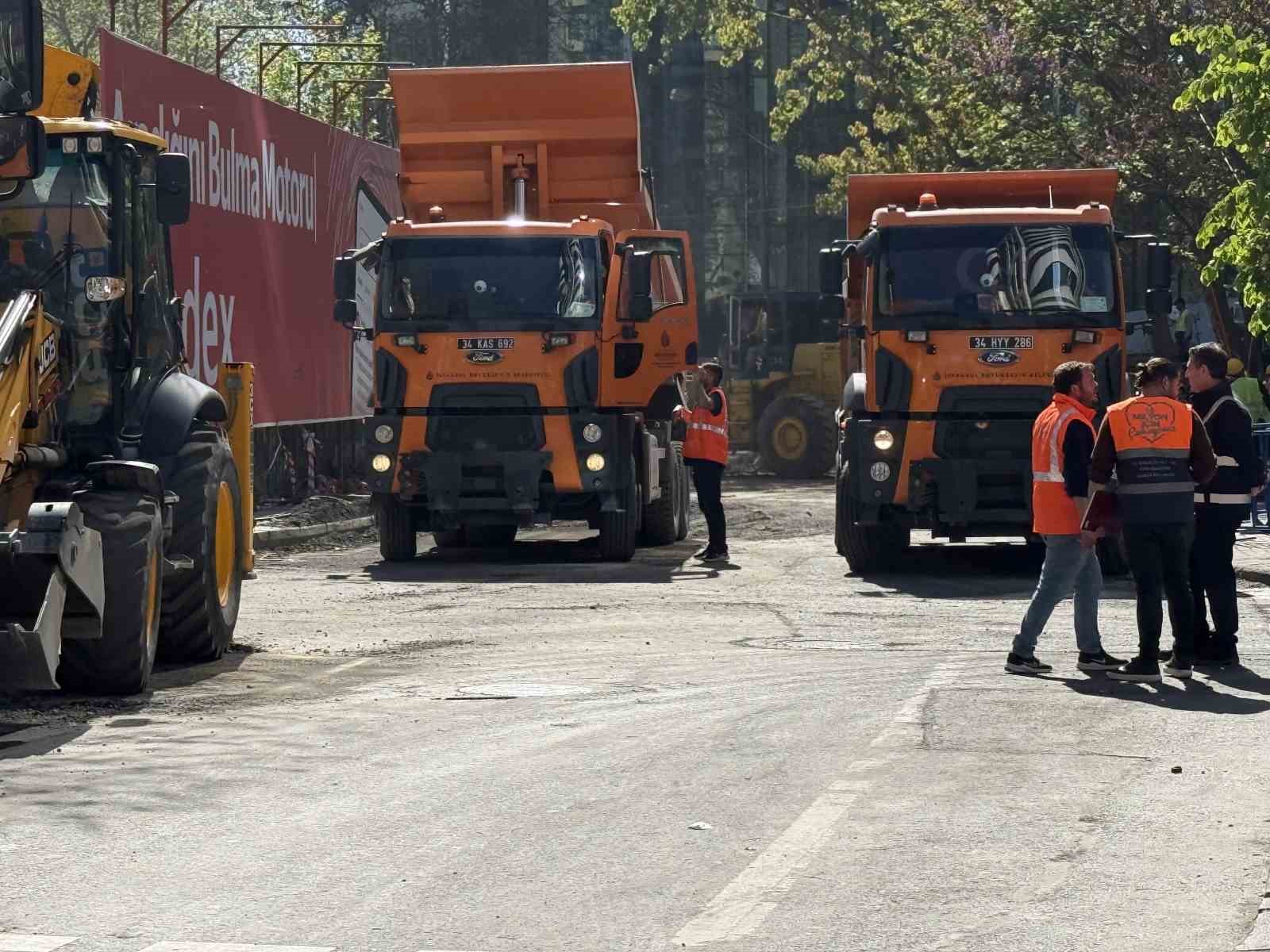 Sarıyer’de çöken yolu onarma çalışmaları devam ediyor
