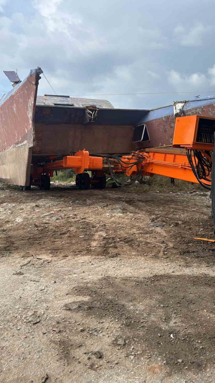 İzinsiz bırakılan tekneler vinçle kaldırıldı
