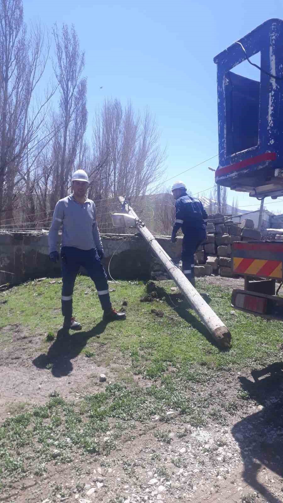 Karayazı’da hortum ve fırtına enerji hatlarını vurdu