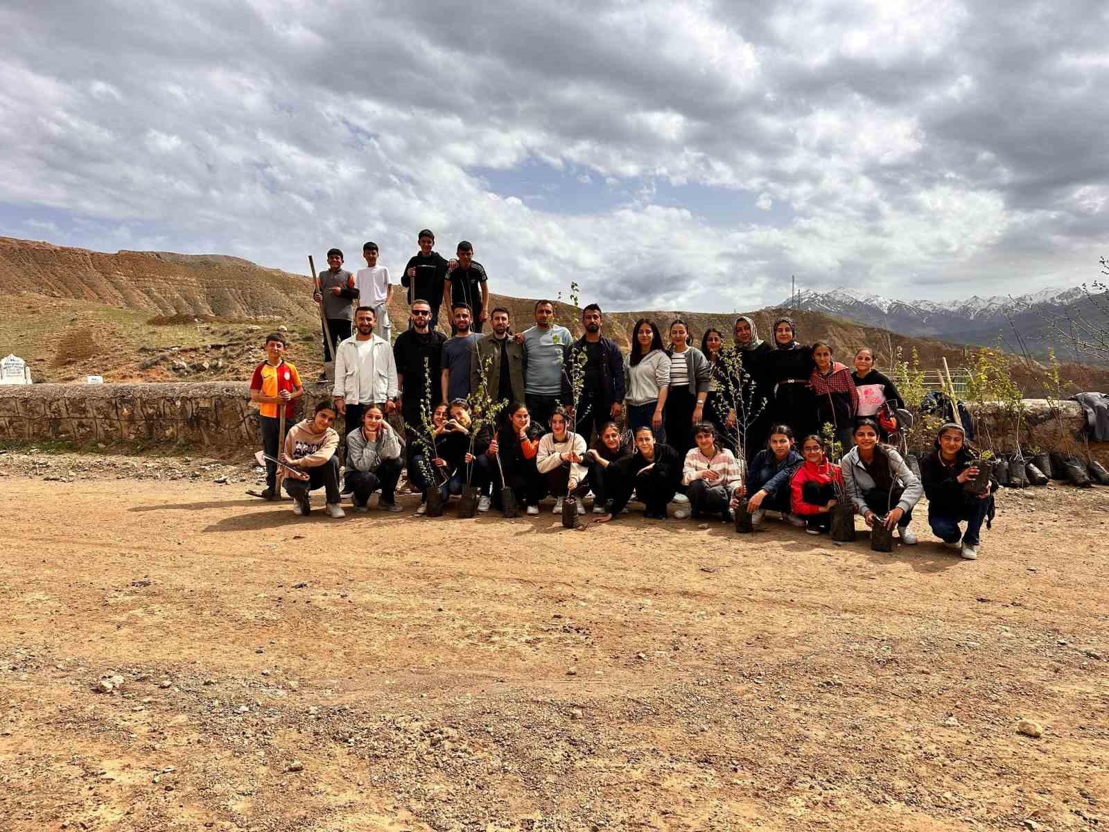 Kağızman’da 800 fidan toprakla buluştu