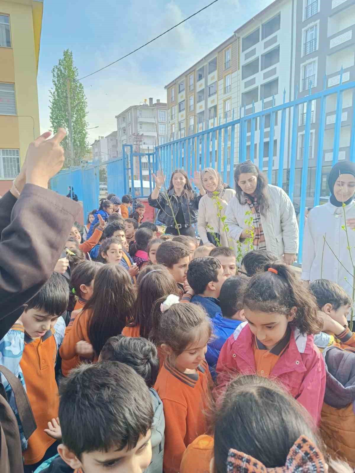 Kağızman&rsquo;da 800 fidan toprakla buluştu
