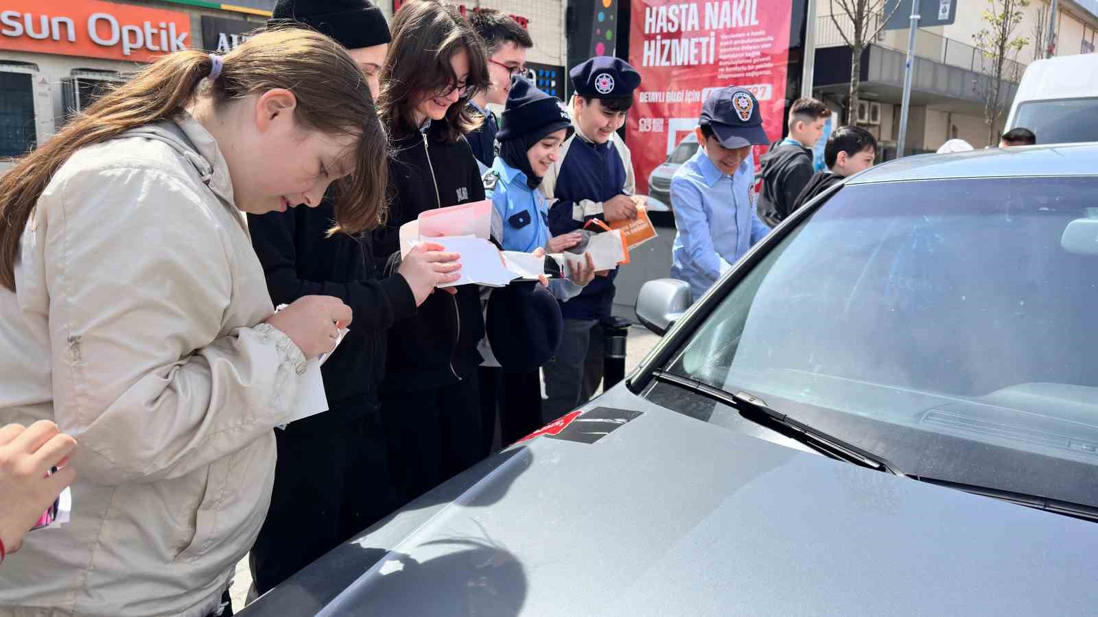 Arnavutk&ouml;y&rsquo;de trafik farkındalığına etiketli uyarı: "&Ouml;ncelik yayanın, &ouml;ncelik hayatın"
