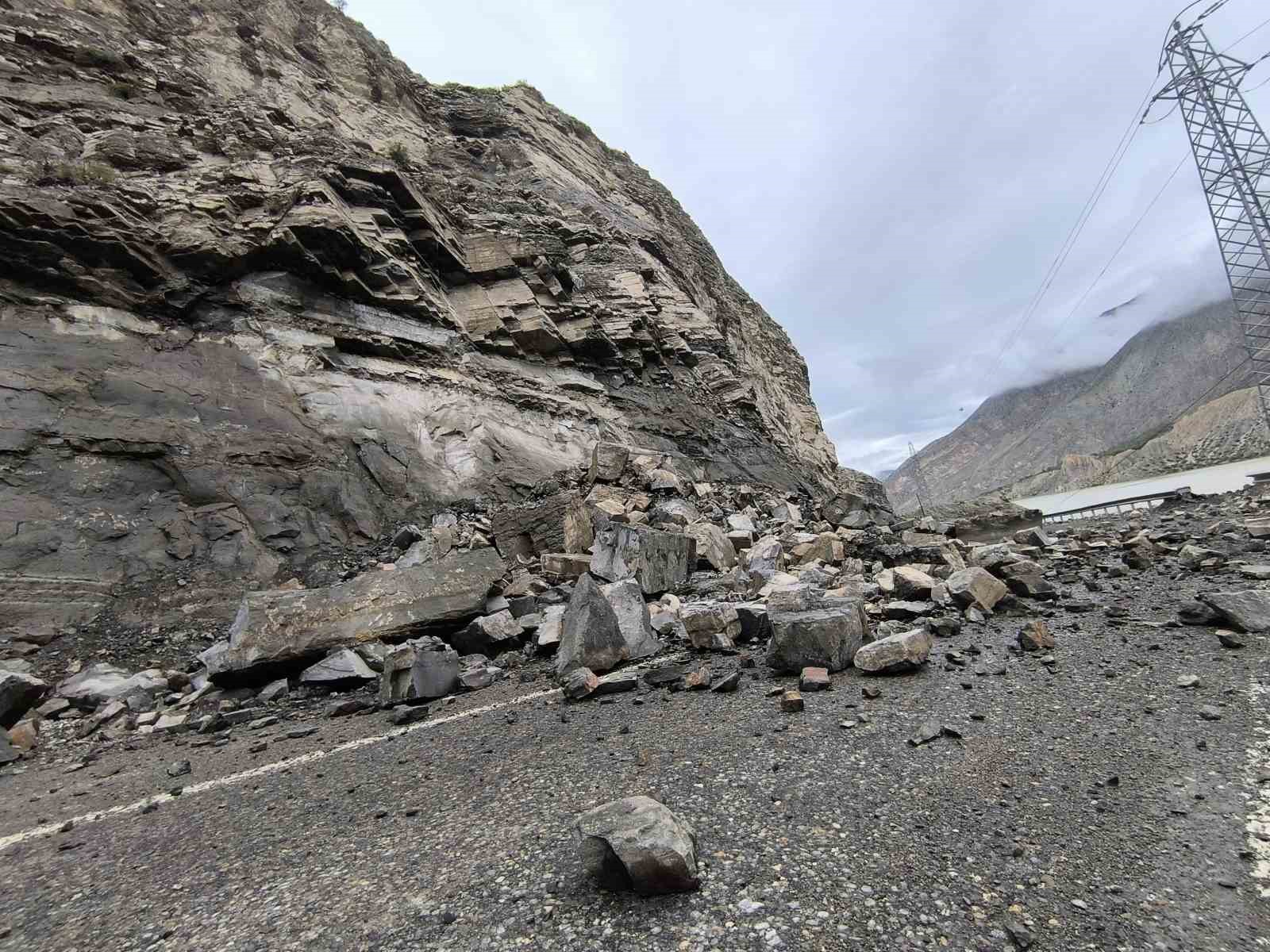 Erzurum-Artvin kara yolunda heyelan