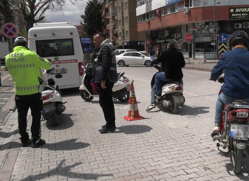 Tavşanlı’da ehliyetsiz ve kasksız sürücülere geçit verilmiyor