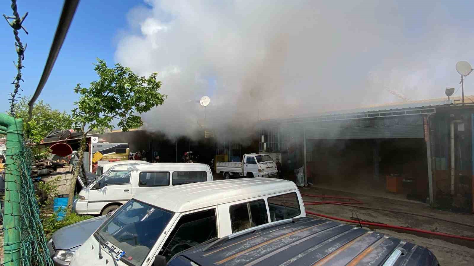 Oto kilit dükkanında çıkan yangında göz gözü görmedi