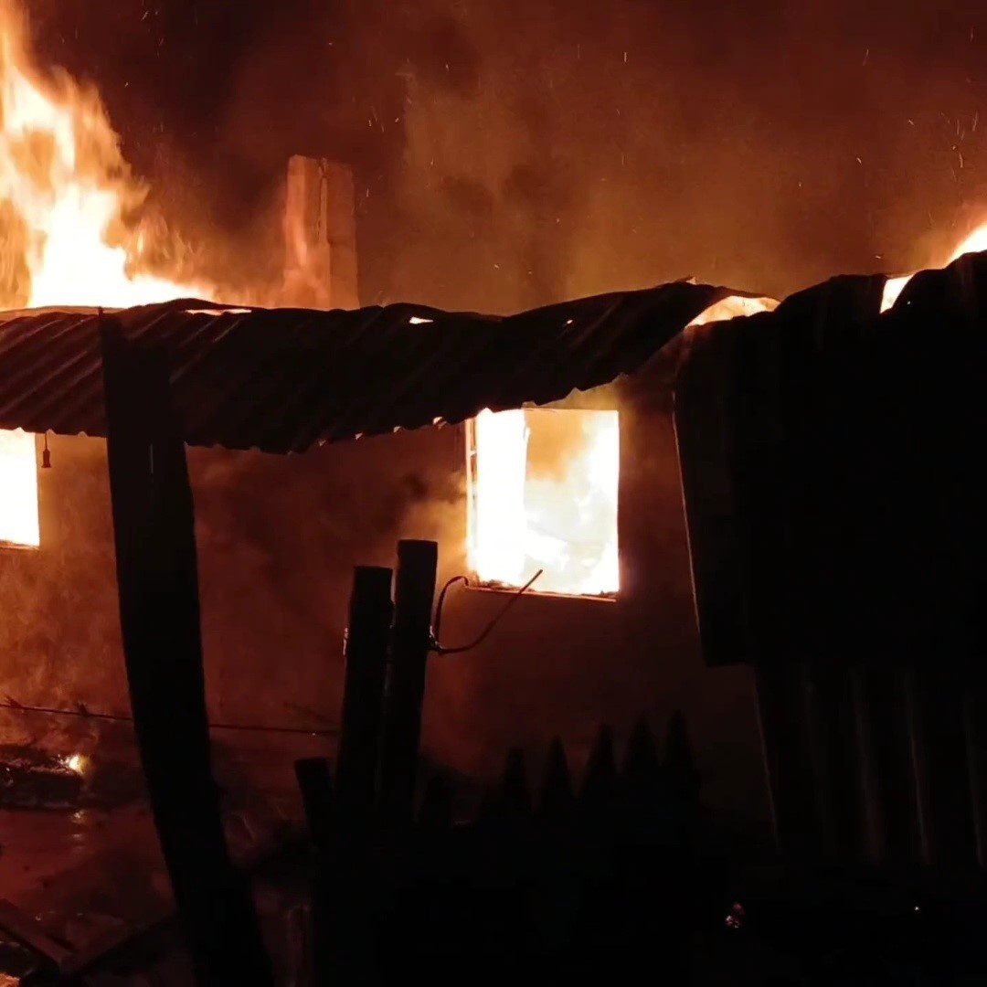 Karab&uuml;k&rsquo;te iki katlı ev alevlere teslim oldu
