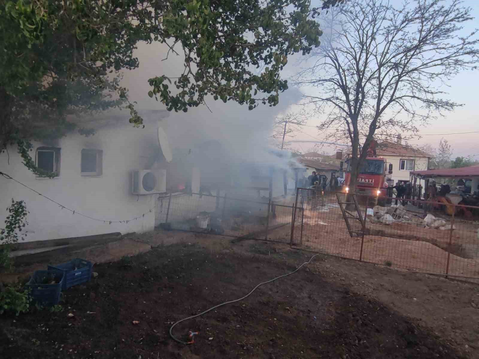 Babaeski’de köy evinde yangın