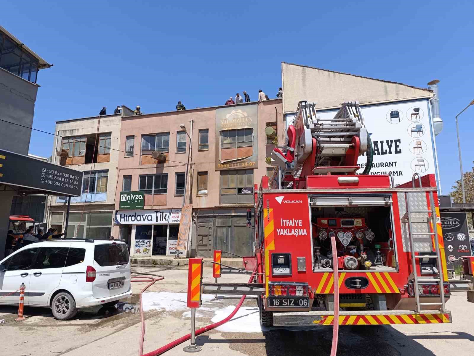 Bursa’da mobilya imalathanesinde yangın