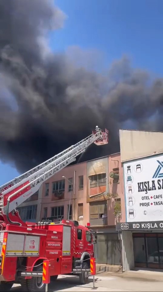 Bursa&rsquo;da mobilya imalathanesinde yangın
