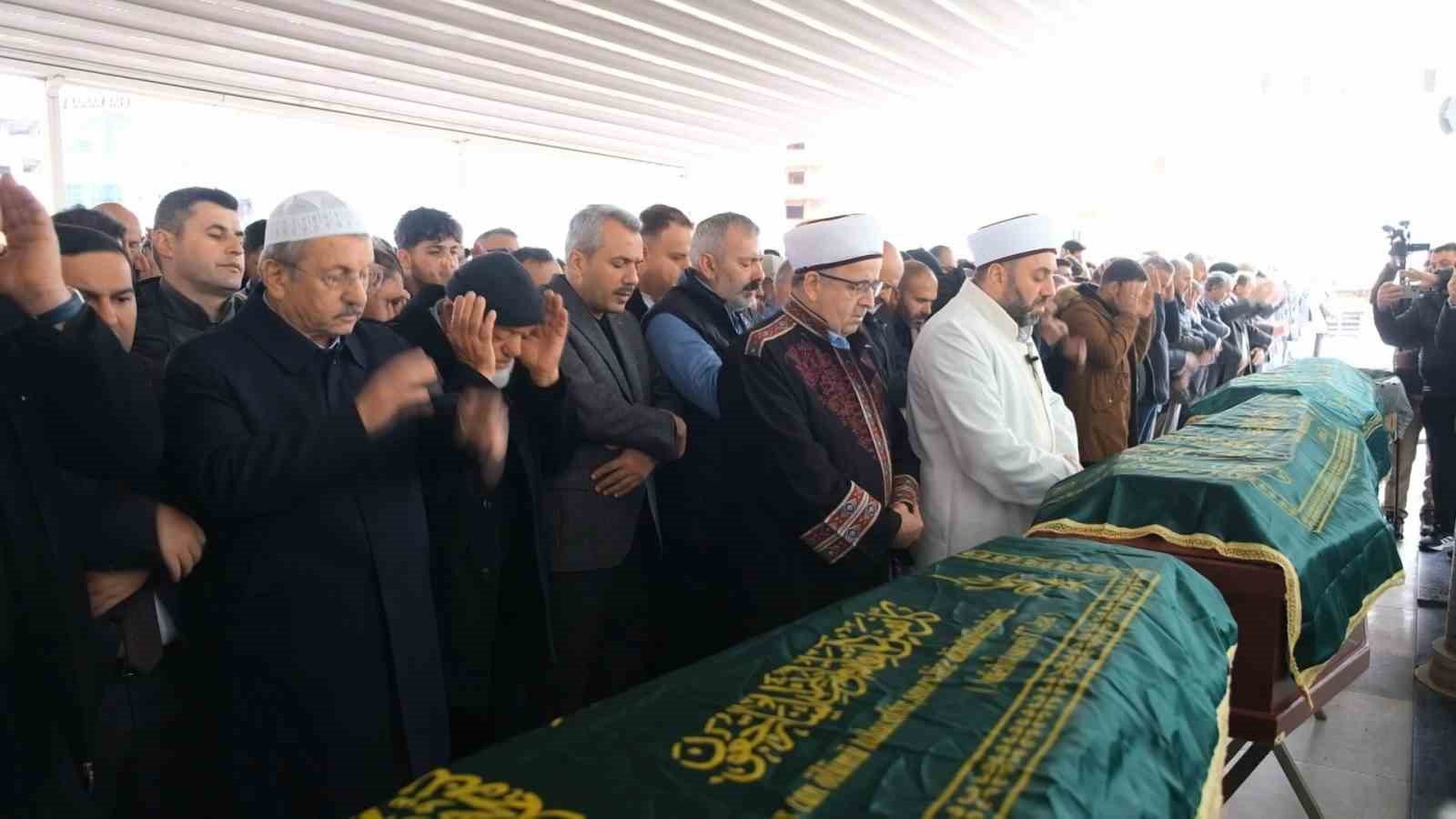 Fransa’daki yangında hayatını kaybeden 3 kardeş son yolculuğuna uğurlandı