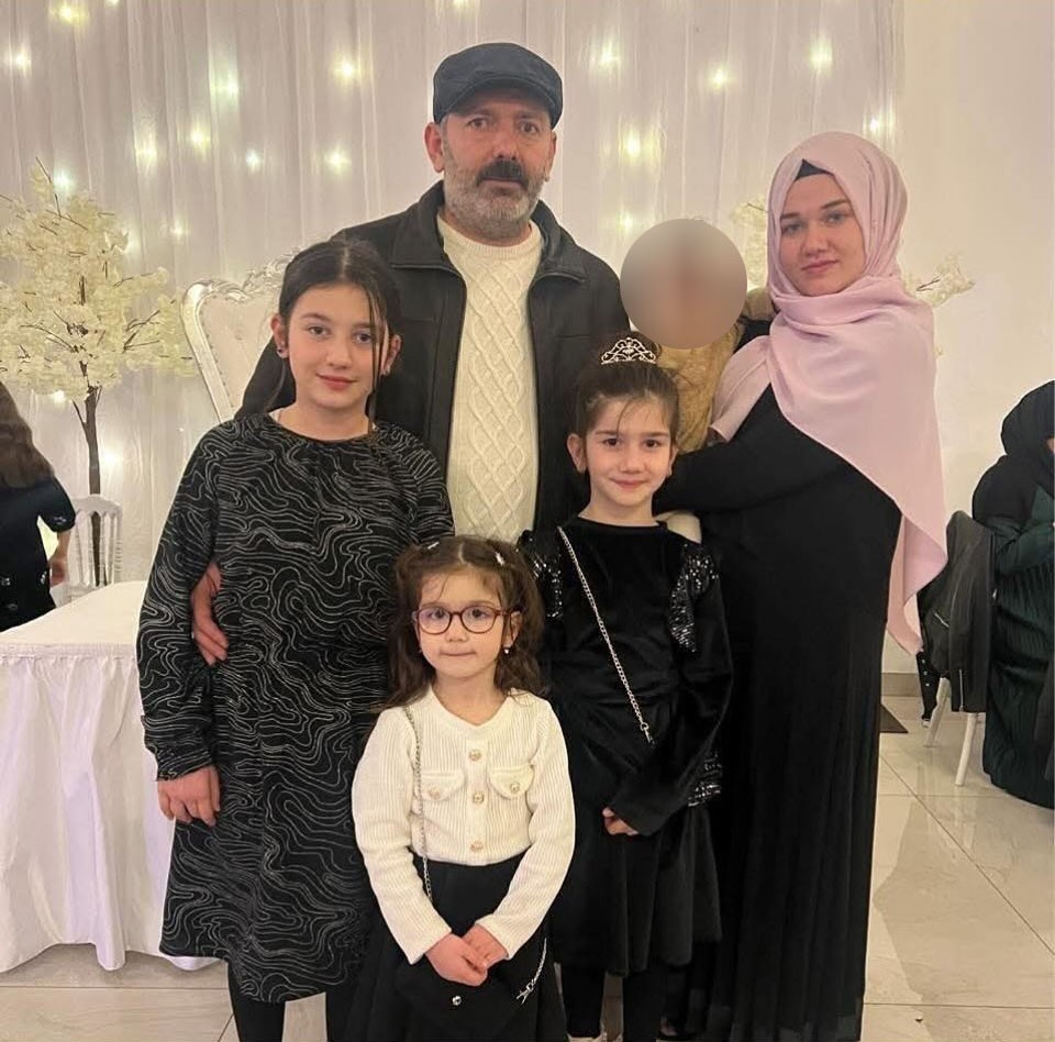 Fransa&rsquo;daki yangında hayatını kaybeden 3 kardeş son yolculuğuna uğurlandı
