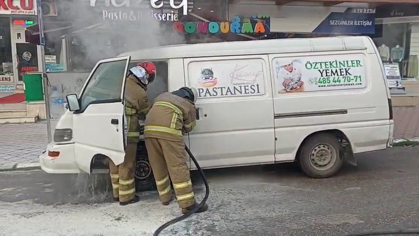 Park halindeki panelvan minibüste yangın paniği