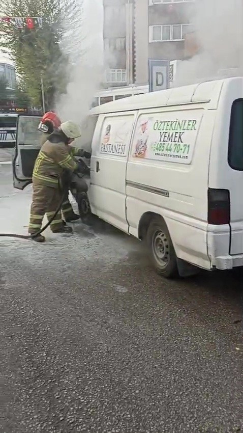 Park halindeki panelvan minib&uuml;ste yangın paniği
