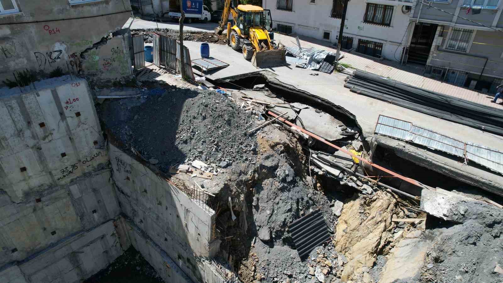 Gaziosmanpaşa&rsquo;da inşaat &ccedil;alışmaları esnasında yol &ccedil;&ouml;kt&uuml;
