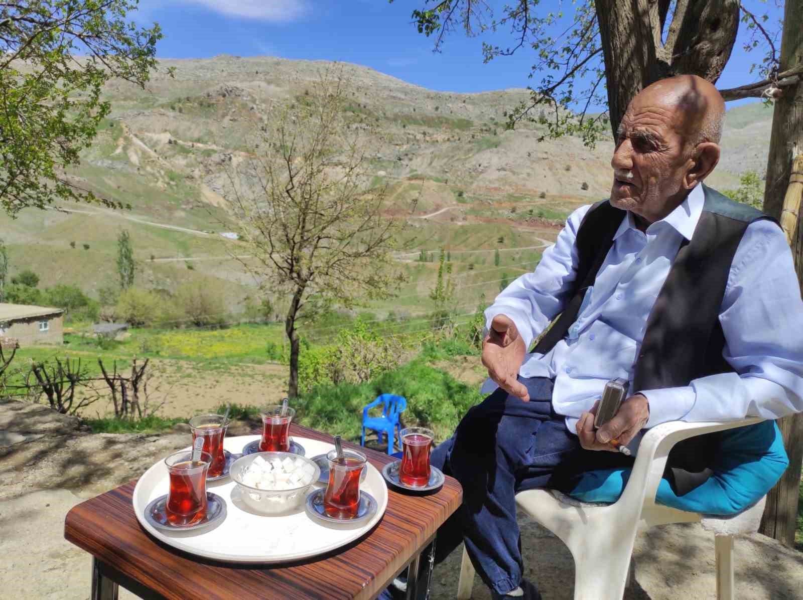 İlk aşkını alamayan Mehmet Reşit dede, 3 evlilik yapıp 28 &ccedil;ocuğundan ilkinin adını sevdiği kadın &rsquo;Rağda&rsquo;nın ismini koydu
