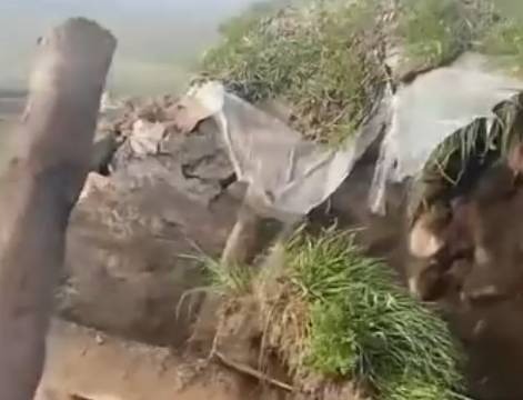 Kars&rsquo;ta ahır &ccedil;&ouml;kt&uuml;: B&uuml;y&uuml;kbaş hayvanlar telef oldu
