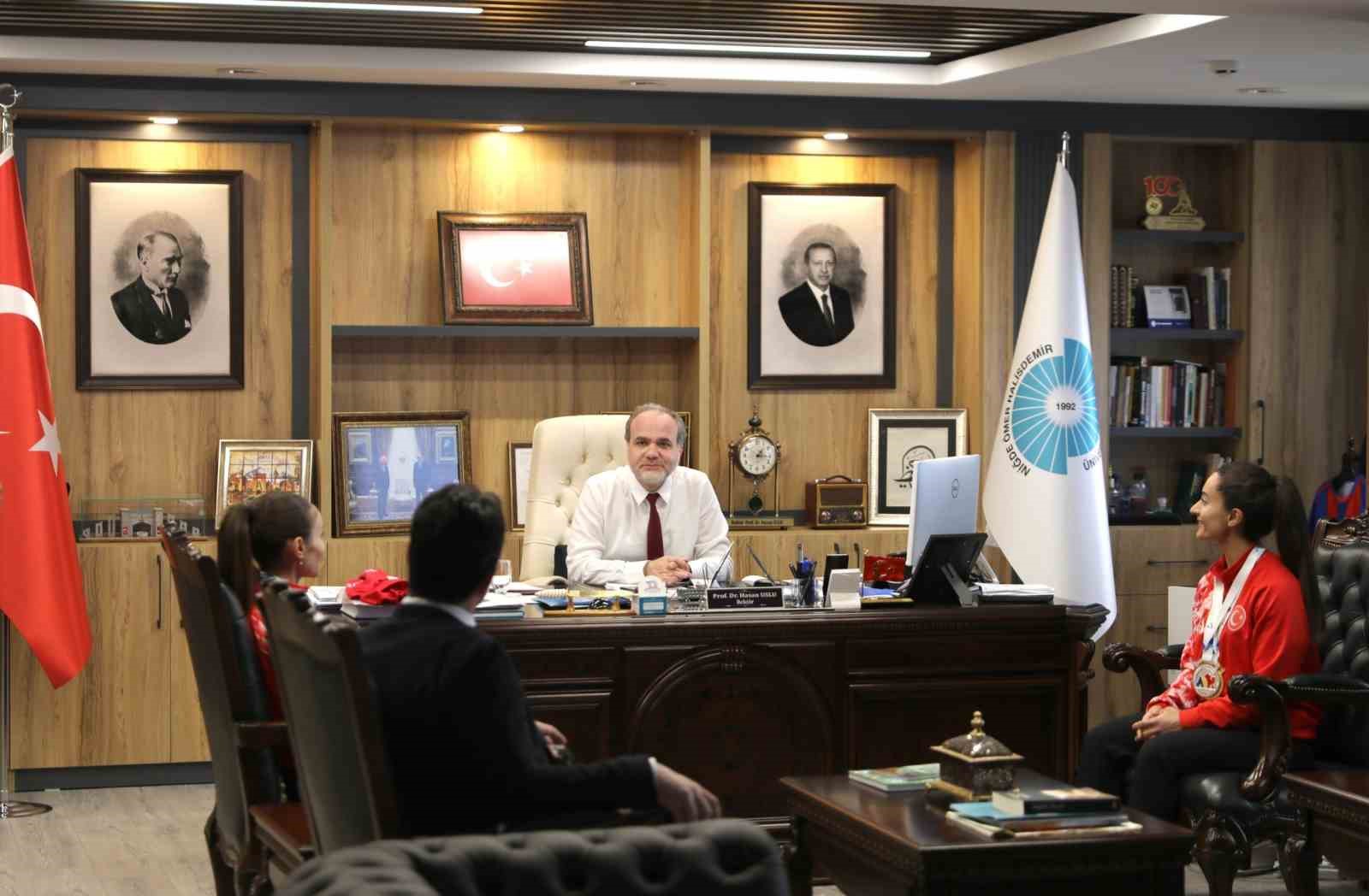 N&Ouml;H&Uuml; mezunu milli sporculardan Rekt&ouml;r Uslu&rsquo;ya ziyaret
