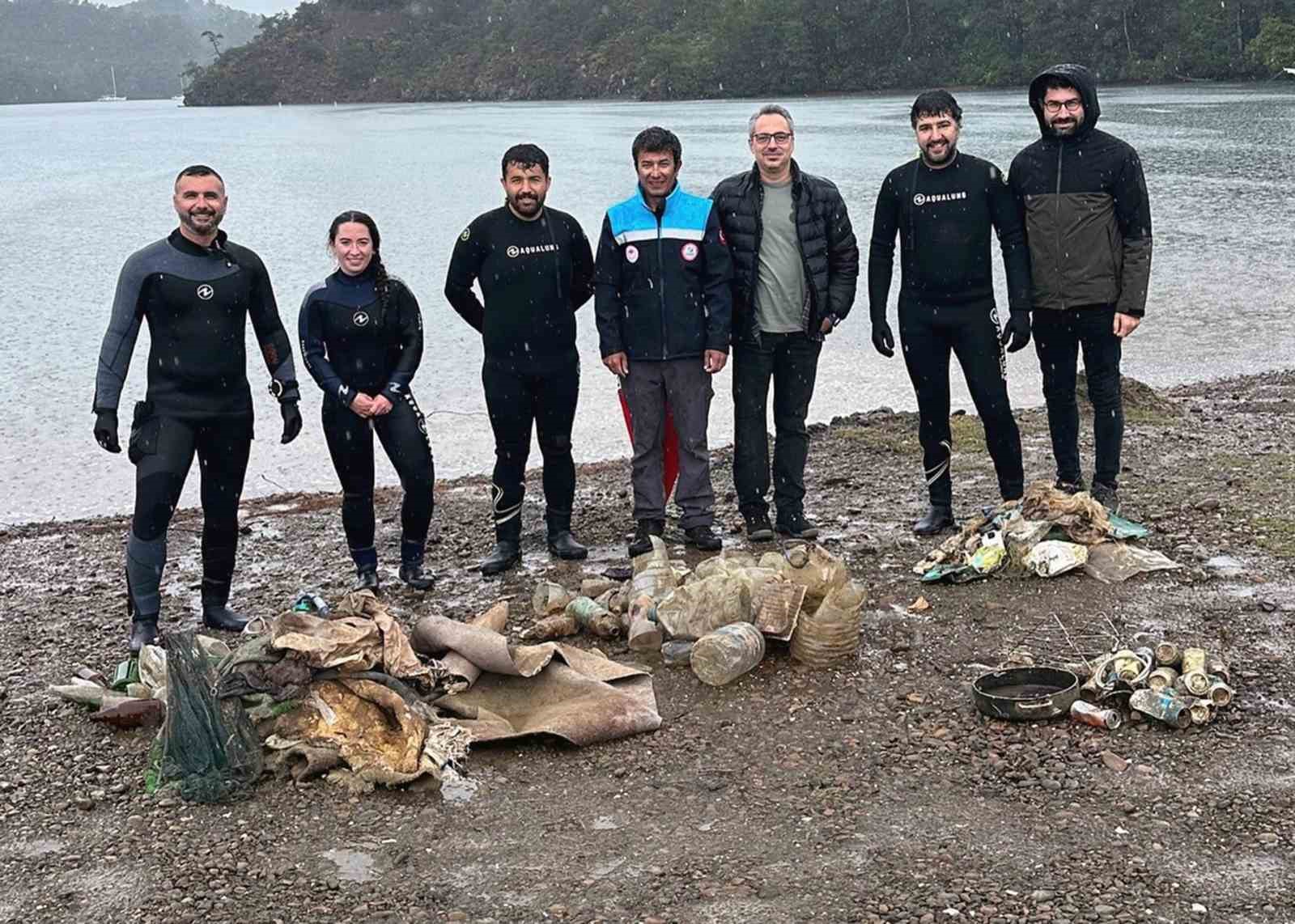 Yağmur altında deniz dibi temizliği