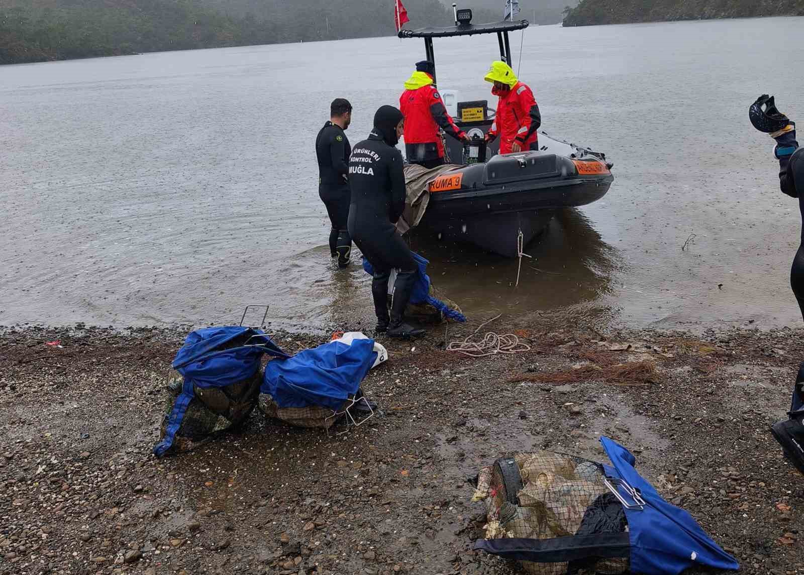 Yağmur altında deniz dibi temizliği
